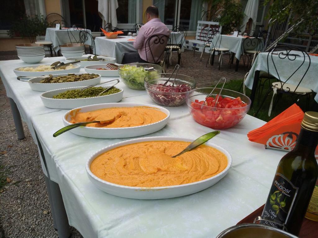 Ostello Citta Di Rovereto Rovereto  Bagian luar foto
